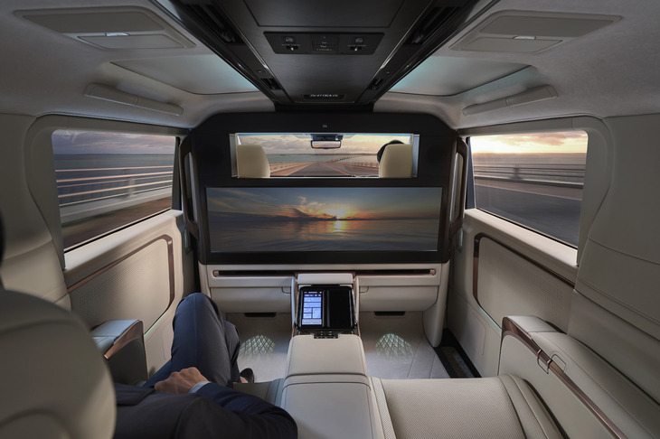 「レクサスLM500h“エグゼクティブ”」のキャビン。前席と後席はパーティションで区切られており、リアの左右独立型シートの前方には48インチの大型ワイドディスプレイと、750mlボトルを3本収納できる冷蔵庫が配置される。