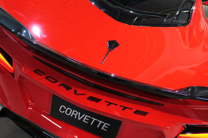 シボレー・コルベット3LT（スティングレイのバッジと「CORVETTE」のロゴ）