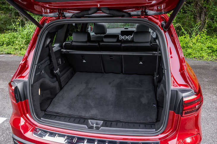 3列目シートを折りたたんだ荷室の様子。容量は3列目シート使用時が110リッター、2列目と3列目シートを倒すと容量を最大1620リッターに拡大できる。