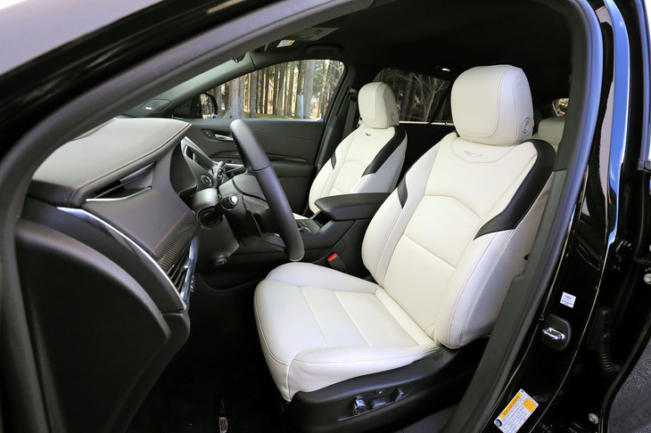 快適な座り心地を提供する本革シート。前席には電動調整機構やシートヒーター、ベンチレーション機能などが標準装備される。