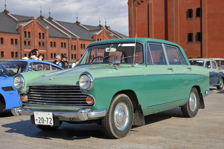 「モーリス・オックスフォード」。先に紹介した「オースチンA50ケンブリッジ」の後継モデルである「A60ケンブリッジ」の、バッジエンジニアリングによる“モーリス版”となる中型サルーン。スタイリングはイタリアのピニンファリーナで、やはりピニンファリーナの作である同時代の「プジョー404」とよく似ている。