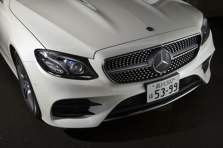 「E200カブリオレ スポーツ」には、ボディーのワイド感を強調する、AMGルックのフロントバンパーが装着される。