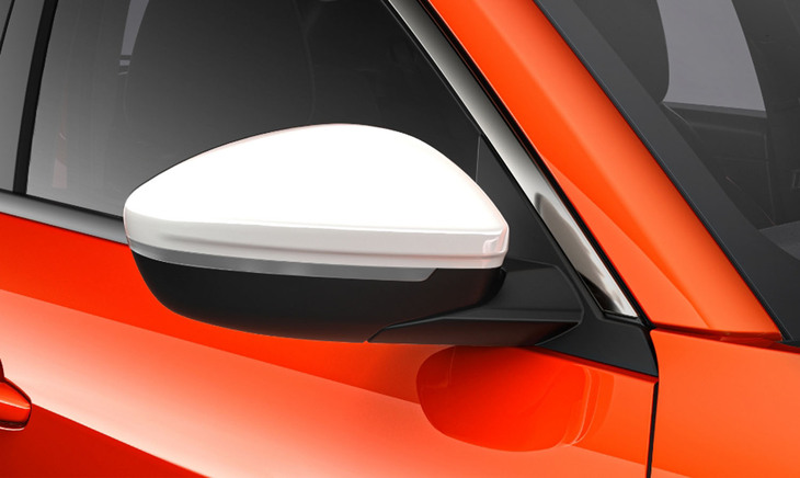 サイドミラーのカバーもホワイトに。