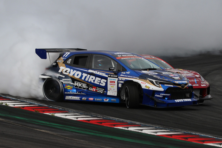 「追走」で優勝した松山北斗選手の「TOYO TIRES DRIFT GR COROLLA」。奥は蕎麦切広大選手の「MOTUL GR86 SHIBATIRE 31」。