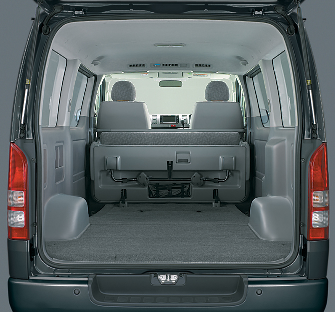 「ハイエース バン ロングボディー スーパーGL」の荷室（2004年）。ハイエースは車体構造を大々的に見直すことで、衝突安全性を高めつつ3000mmの最大荷室長も実現していた。