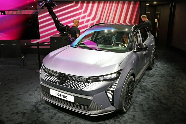 「ルノー・セニックE-Techエレクトリック」。新型はBEVオンリーで、 最大出力220cv（160 kW）のモーターを搭載。航続距離は620km以上とされている（WLTPモード）。