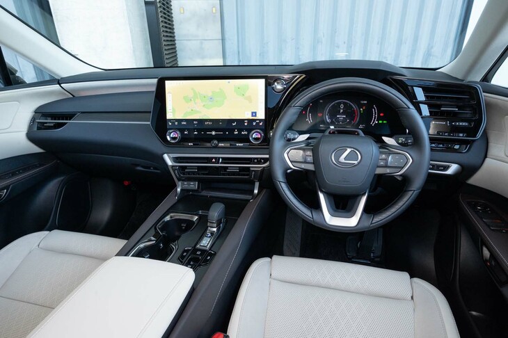 試乗車のインテリアカラーは「ソリスホワイト」。センタースクリーンやその下のエアコンの操作パネルは大胆に運転席側に向けられている。