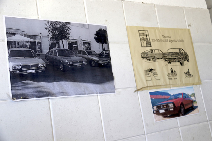 店内の壁には、「ベータ モンテカルロ」や、ファンミーティングで撮影された「ガンマ」の写真が貼られている。