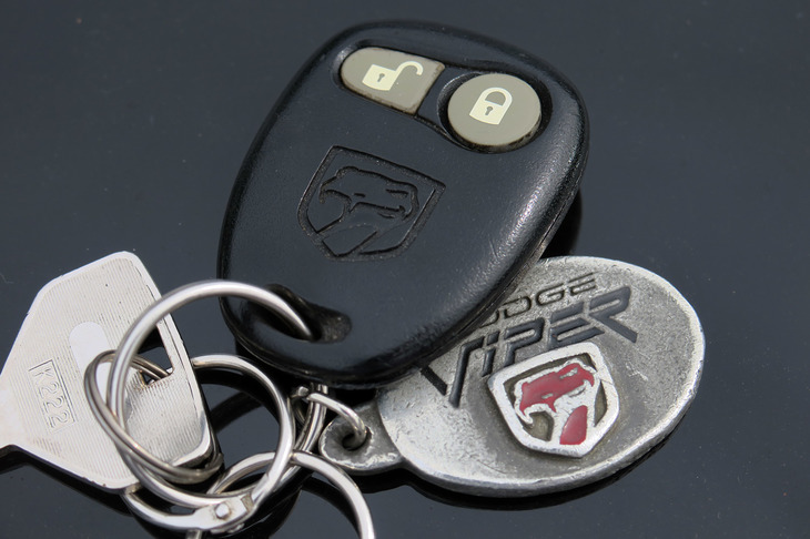 今回のトラブルではリモコンキーの操作をクルマが受け付けていないので、電源トラブルではない場合、リモコンキー（かその受信機）が壊れていることになる。