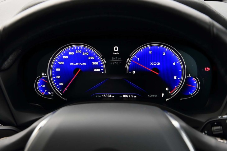 アルピナ伝統のブルーで彩られるフルカラーデジタルメーターパネル。赤い指針がアクセントとなっている。