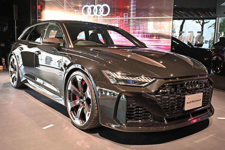 国内には10台限りの限定車「RS 6アバントGT」は期間限定で展示中。すでに完売とのこと。