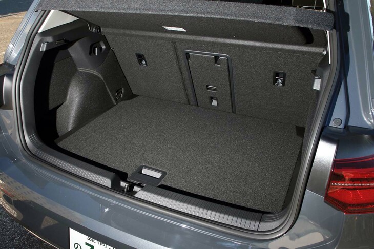 後席着座時の荷室容量は380リッター。後席の背もたれには長尺物に対応するためのスキーホールが備わる。