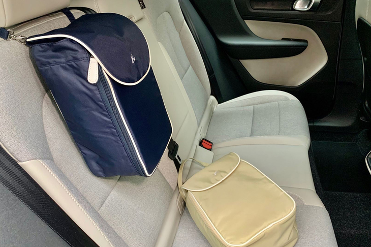 クルマの車内における使用例。