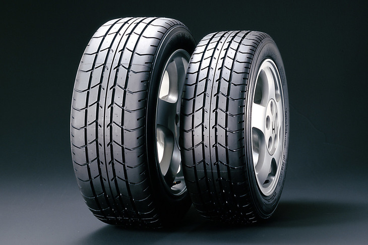 「ホンダNSX」の国内モデルに純正装着された「ヨコハマ・アドバンA022 H1」。NSXにはタイヤメーカーと共同開発された専用のタイヤが採用されていた。