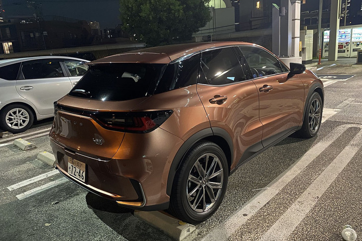 「レクサスLBX」のボディーサイズは全長×全幅×全高＝4190×1825×1545mmで、ホイールベースは2580mm。ベースとなった「ヤリス クロス」よりもホイールベースは20mm長い。写真のボディーカラーは16万5000円の有償色となる「ソニックカッパー」。