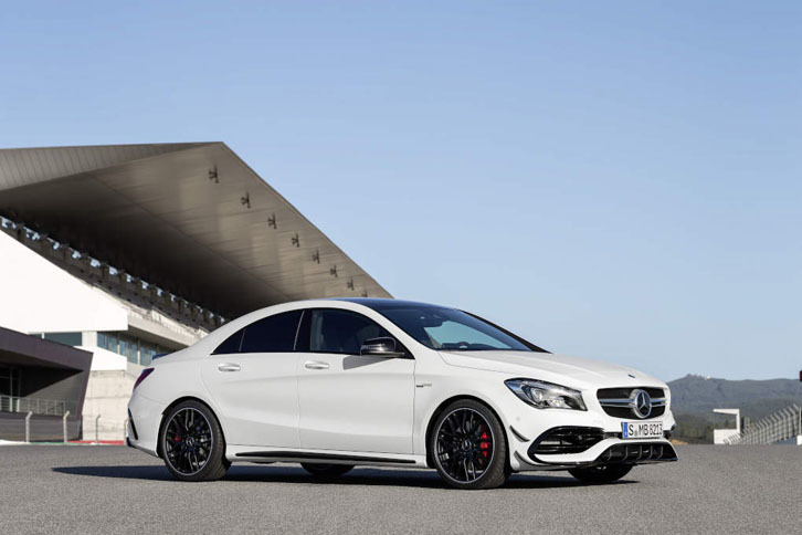 「メルセデスAMG CLA45 4MATIC」（AMGエアロダイナミックパッケージ装着車）。