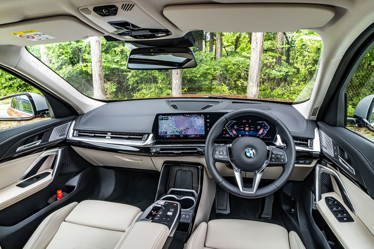 「X1」のインテリアデザインは、先に登場した「2シリーズ アクティブツアラー」と基本的に共通するもの。2枚の液晶パネルを一体化した「カーブドディスプレイ」や、浮遊したような「アイランド型センターコンソール」、縦置きのスマホ／タブレットホルダーの採用などが特徴だ。