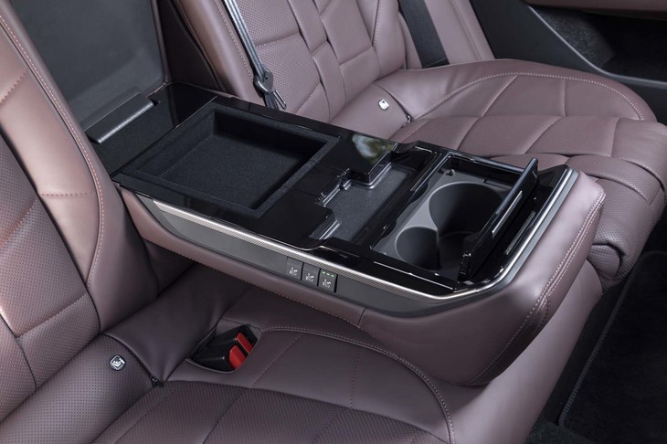 リアのセンターアームレストを展開するとカップホルダーなどとともにマッサージ機能のスイッチが姿を現す。メニューが3種類あるうえに、それぞれ3段階で強さを選べる。