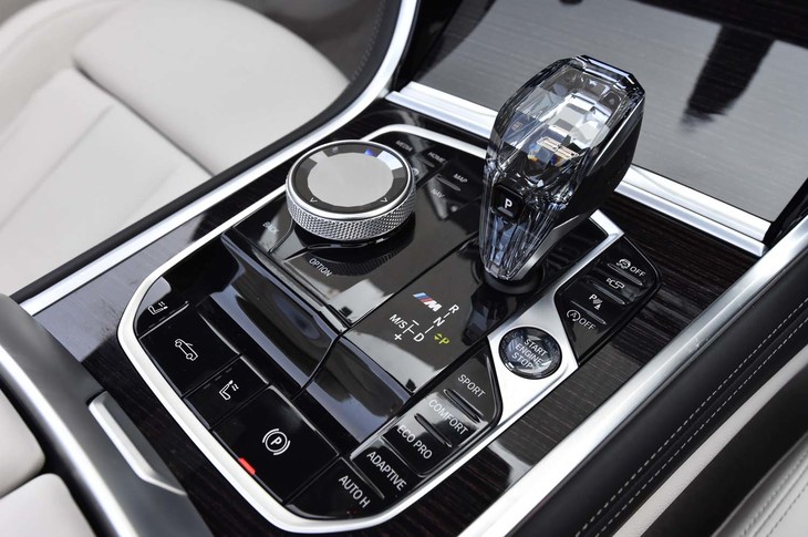 クリスタル製のシフトノブが目を引くセンターコンソール。周囲にはインフォテインメントシステムの操作スイッチ（写真中央）や、走行モードのセレクター（同右下）、ルーフの開閉スイッチ（同左下）などが並ぶ。