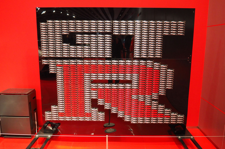 NISMO大森ファクトリーの店内には、ミニチュアカーでつくられた「GT-R」のオブジェが置かれている。