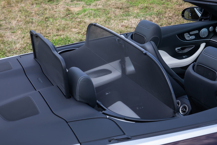 後席背後に組み込まれる電動の「ドラフトストップ」は「エクスクルーシブシートパッケージ」に含まれるオプションアイテム。後席を覆う組み立て式のウインドディフレクター（写真）も、同時に装着できる。