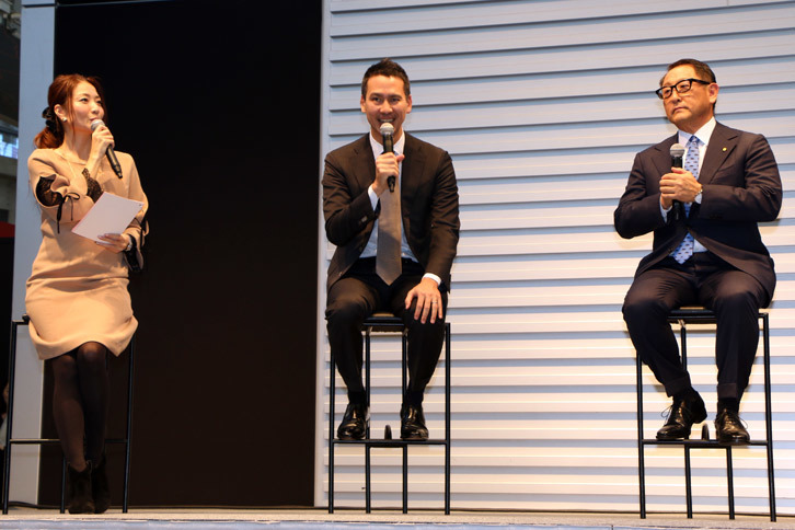 トヨタ自動車の豊田章男社長（右）と、全国ハイヤー・タクシー連合会の川鍋一朗会長（中央）による対談。行き先に応じて、出発時に料金が確定する運賃システムの導入など、タクシー業界における新しい取り組みが紹介された。
