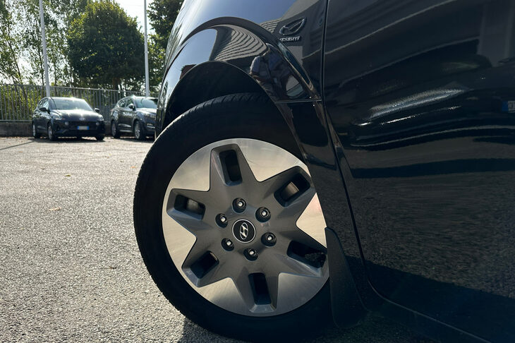 ホイールは18インチ。「ラクシュリー」用と「ワゴン」用（写真）の2種が用意されている。