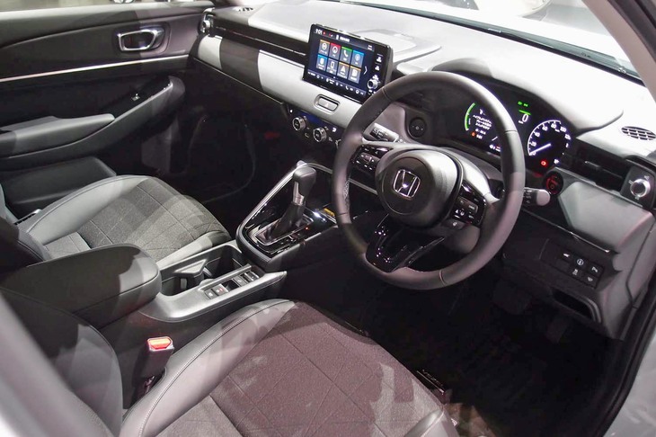 ホンダ・ヴェゼルe：HEV PLaY（コックピット周辺部）