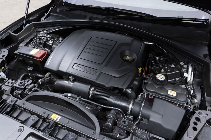 「F-PACE R-DYNAMIC HSE P400e」のエンジンルーム。2リッター直4ターボに高出力モーターを内蔵する8段ATが組み合わされたプラグインハイブリッドのシステム最高出力は404PS、同最大トルクは640N・m。