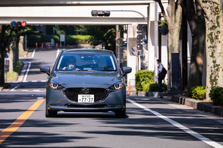 コンパクトなボディーサイズならではの取り回しの良さや、日本の道路事情にマッチするなどで一定の支持を集めている5ナンバー車。新車のラインナップは減少傾向にあるが、国土交通省が発表した「数字で見る自動車2021」によれば、2020年3月末時点における普通車（3ナンバー車）の国内保有台数は1961万5000台、小型車（5ナンバー車）は同1966万5000台となっている。写真は「マツダ2 XD」の走行シーン。