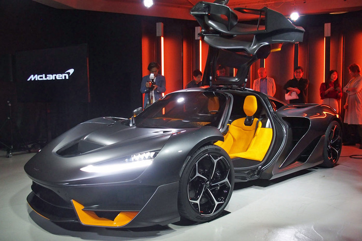 アンヘドラル式と呼ばれるガルウイングスタイルのドアが採用される。