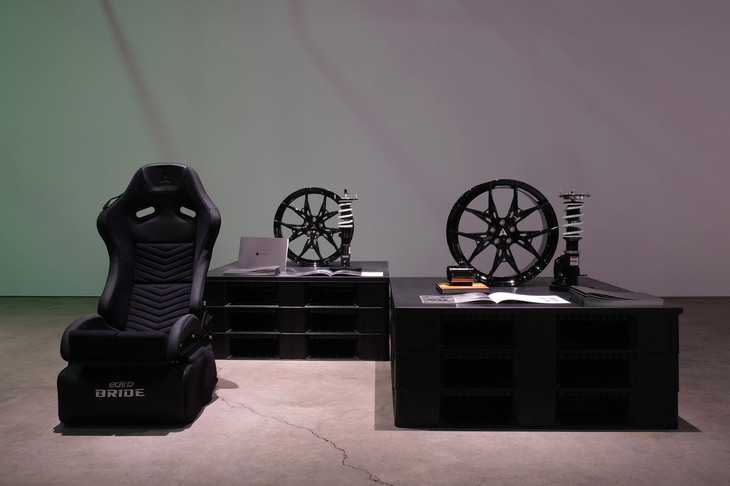 エアロパーツやスポーツシート、ホイールといった車両パーツの販売も行われる。