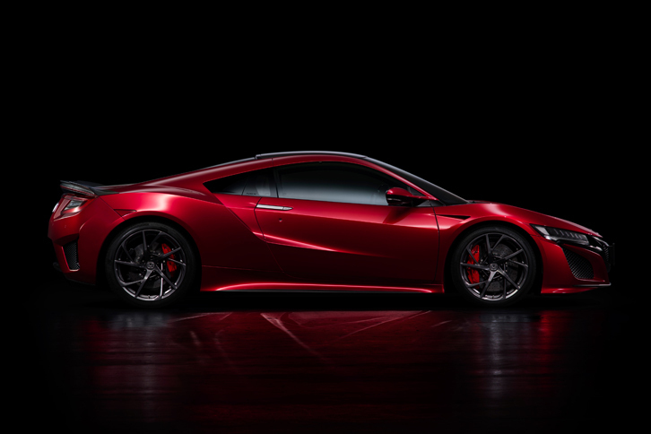 ボディーカラーは全11色、インテリアカラーは4色を設定。オプションでカーボン装飾パーツも用意されている。