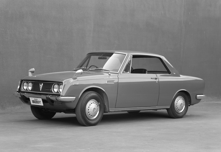 1967年「トヨタ1600GT」。1965年に登場した国産初のハードトップである「トヨペット・コロナ ハードトップ」のボディーにクラス初となるDOHCエンジンを積んだ派生モデル。