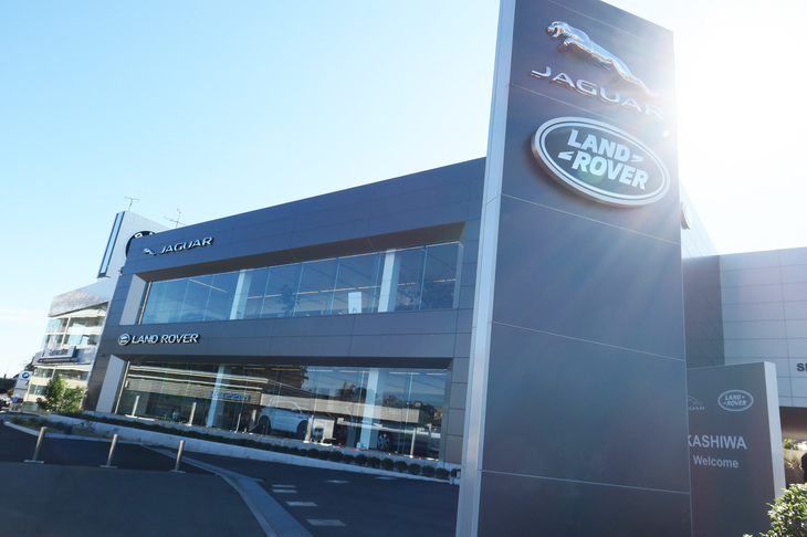常磐自動車道柏ICを出て千葉・柏方面へ10km、国道16号線沿いに位置する「ジャガー・ランドローバー柏」。今回のリニューアルで、国内最大規模のジャガー・ランドローバーのディーラーとなった。