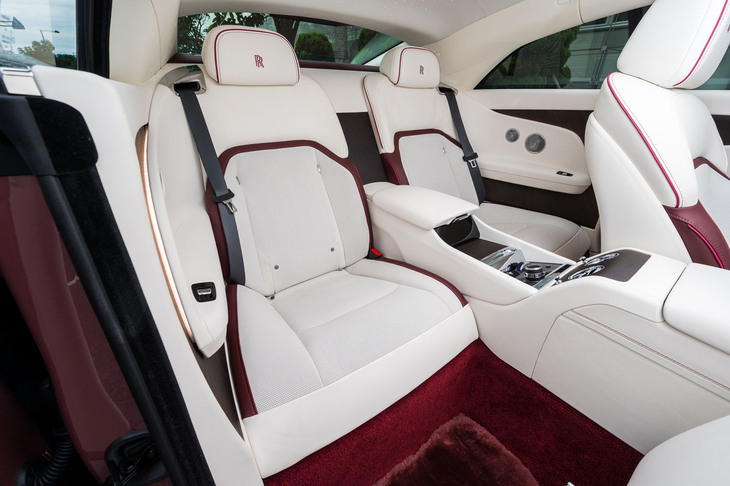 リアシートは乗員を包むような、サイドパネルと一体となった背もたれのデザインが特徴。左右セパレート式の2人乗りとなっている。