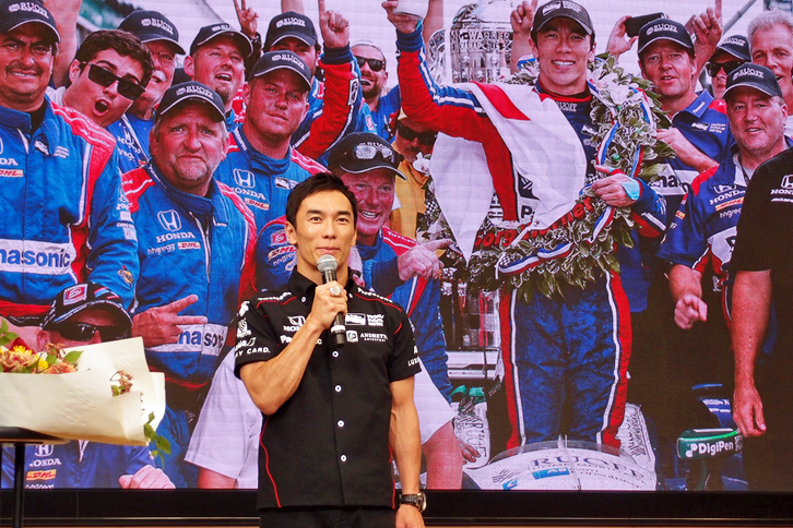 およそ1週間の一時帰国の中、東京・青山で報告会に臨む佐藤琢磨。