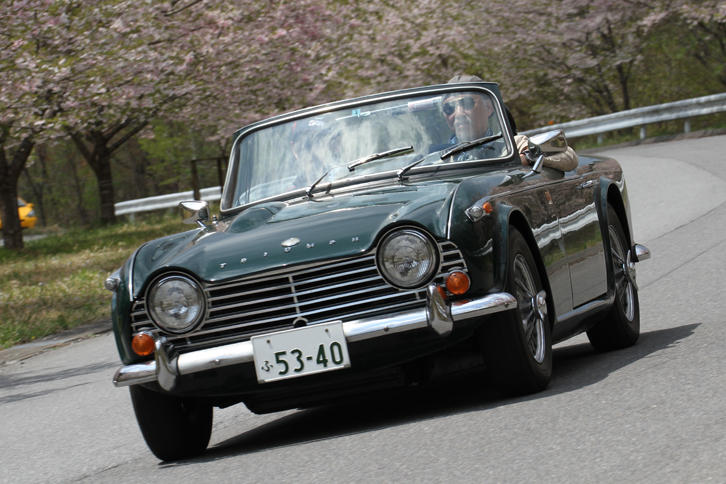 ミケロッティの手になる独特の寄り目スタイルを持つ1966年「トライアンフTR4A」。「MGB」のライバルだった英国製オープン2座スポーツ。