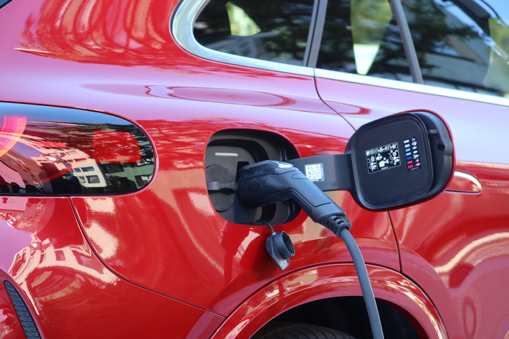 充電口は車体右側後方にレイアウトされている。WLTCモードでの一充電走行距離は「GLC250エレクトリック」が642km、「GLC300 4MATICエレクトリック」が618kmと公表される。
