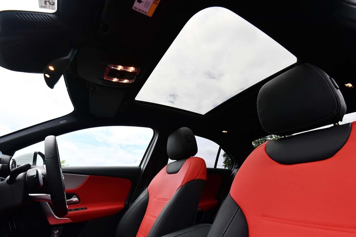 「パノラミックスライディングルーフ」は17万円のオプション。装着車は車重が30kg増加する。