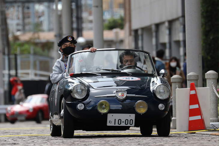 1959年「フィアット・アバルト750アレマーノ スパイダー」。こちらもコドライバーが大きく身を乗り出している。