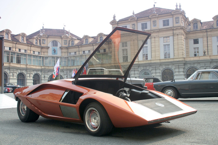 参考までに「ランチア・ストラトス ゼロ」（1970年）のコックピットには……