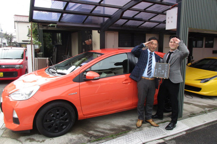 カーリンクのG君（写真右）と社長さん（同左）。トヨタの「アクア」や「シエンタ」、そして「BMW 320d」を高価買い取りしてもらった。クルマはカネじゃない、信頼だ！
	 