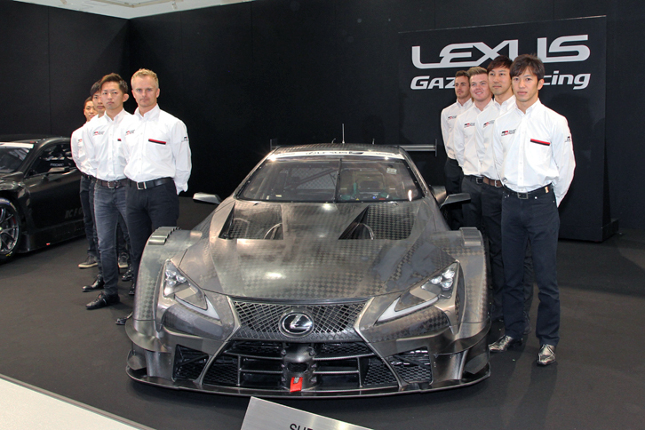 SUPER GT GT500クラスに参戦する、新型「レクサスLC500」とドライバーたち。