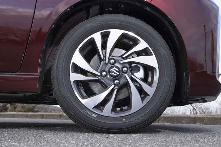 タイヤは「ダンロップ・エナセーブEC300＋」を履く。165/65R15のサイズは見た目にもお財布にも優しい。