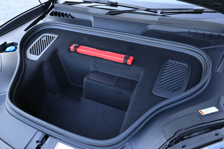 ボンネット下には“フランク”と呼ばれる容量84リッターの収納スペースも用意される。使用頻度の少ない道具類や、外出先で使える「ポルシェモバイルチャージャー」などを収めることができる。