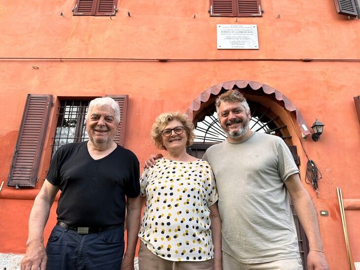 コレッティ家の人々。左からチェーザレさん、妻のマリアさん、そして子息のマッティーアさん。