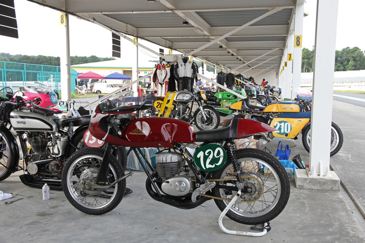 こちらは二輪のピット風景。