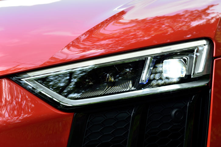 試乗車は、オプションのレーザーハイビーム付きのLEDヘッドランプ装着車。上級の「R8 V10プラス」では標準装備となる。