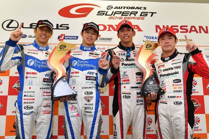 SUPER GTの第4戦で優勝した、左からNo.24 フォーラムエンジニアリング ADVAN GT-Rの柳田真孝選手と佐々木大樹選手、No.31 TOYOTA PRIUS apr GTの中山雄一選手と嵯峨宏紀選手。